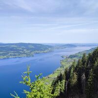 Immer wieder tolle Ausblicke auf den Attersee