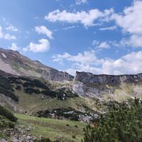 das Steinerne Tor - ein Wanderweg führt durch das Tor - eine Verbindung zwischen Kotalm und Dalfaz Alm