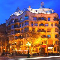 Nachtansicht von Casa Mila - Barcelona