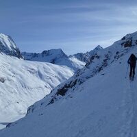 Wir erreichen das schöne, nicht allzu steile und gut kupierte Becken des sich stark zurückziehenden Hangererferners