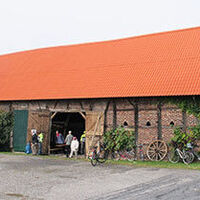 Fahrradgruppe an der Heimatscheune