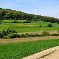 Marterl mit Beginn des Kreuzweges