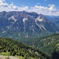 Aussicht vom Gipfel hinüber zu den Geierköpfen.