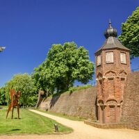 Stadtmauer mit Wächtertürmchen am Froschteich