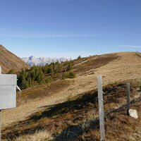 eine kleine Kasette mit Buch entlang des Weges