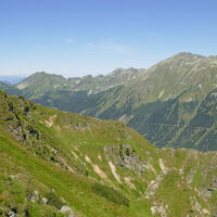 Blick taleinwärts zum Hahnenkamm, auch eine schöne Tour