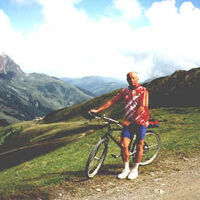 Hermann vor der Bergkulisse.