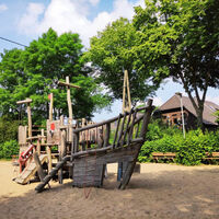 Piratenschiff auf dem Spielplatz in Hünxe-Krudenburg