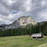 Frauenmauer vor Almhütte