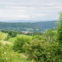 In der Ferne kann man die Höhenzüge der Schwäbischen Alb erkennen