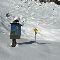Schild vor Kapelle Schneeschuhtour Hösljoch