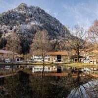 Der Dorfer Weiher mi dem Kienberg im Hintergrund
