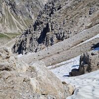 Hier weiter unten beim Abstieg wird die Hangneigung etwas flacher. Auch evtl. auf dem Schnee absteigen wenn er weich genug ist.