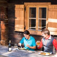 Frische Forelle und Lavanttaler Wein auf der Stiftshütte
