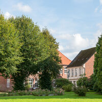 Wiese_vor_Kirche_in_Osten_B.Otten_CC-BY.jpg