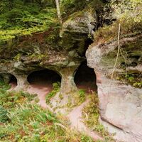 Die Waldschlucht großes Loch mit ihren imposanten Teufelskammern