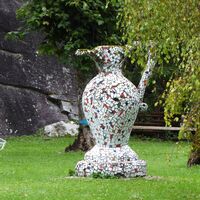 Das Wappensymbol von Bad Gastein, der berühmte Silberkrug, einmal ganz anders. Gesehen an der Elisabethpromenade.