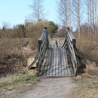 Holzbrücke am Fluss