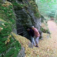 Wanderer an den Erdschächten amBergbaulehrpfad