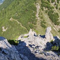 Aufstieg entlang einer Kette , Blick hinunter zum Schärtle