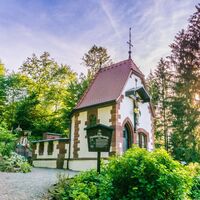 In Hofstetten führt der Weg an der Kapelle vorbei, in der der Pfarrer, Schwarzwälder Volksschriftsteller und Politiker Heinrich Hansjakob (1837-1916) begraben liegt.
