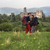 Wanderpaar bei der Ruine Brandenburg