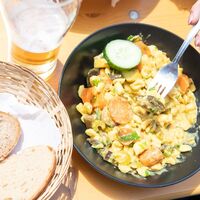 Essen auf der Schutzhütte am Brucker Hochanger
