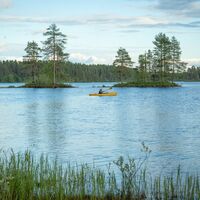 Paddler im Petkeljärvi-Nationalpark