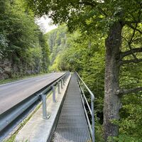 Zunächst ein kleines Stückerl neben der Höllentalstraße, aber immer nebstbei auf extrigem Fußweg
