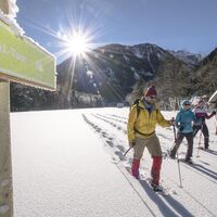 Schneeschuhwanderer in Hopfriesen auf der Schneeschuhtour Obertal