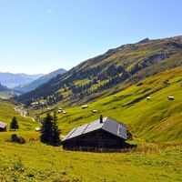 Blick von Partnun Richtung St. Antönien und hinüber in die Fideriser Heuberge