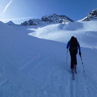 Am Hangererferner. Im Hintergrund ist der Gipfelaufbau des Eiskögeles 3233m zu erkennen.