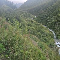 Hier gibt es einen Wanderpfad parallel zur Straße