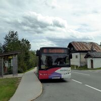 Bei der Umkehrhaltestelle Bad Dürrnberg Kranzbichl wartet der Bus für die Rückfahrt nach Hallein.