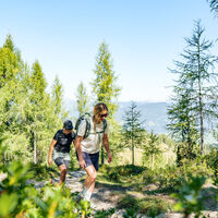 Wanderer am Weg zum Aussichtsberg Lackenkogel