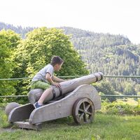 Kind auf einer Kanone auf dem Hornberger Schlossberg