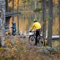 Mountainbiker am Heinälammi-Unterstand