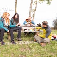 Wanderer beim Picknick