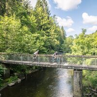 Gravelbiker Rur bei Monschau