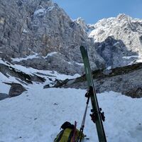 Im Frühling beenden wir die Tour am Ende der angesammelten Lawinen