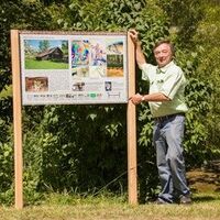 Fotograf Günter Schön bei Tafel Brettersäge Kirchbach (c) Christian Novak