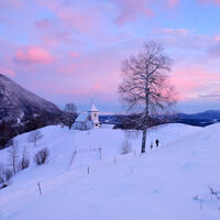 Winterabend an der Peterskirche oberhalb von Begunje