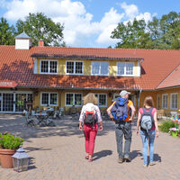 Wanderer vor dem Eingang des LandParks Lauenbrücks