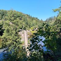 Blick auf die Triftsperre mit Brücke und GH im Hintergrund
