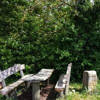 Ungefähr in der Mitte der Strecke steht diese Picknickbank