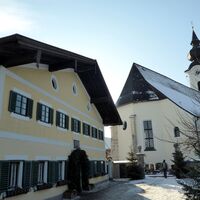 Schule und Kirche in Arnsdorf.