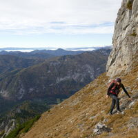 wir queren unterhalb der Felsen und sehen das ein oder andere Steinmandl