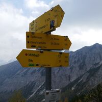 an dieser Kreuzung folgen wir der Beschilderung zum kleinen Buchstein um auf den Sparerriegel zu gelangen
