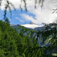 In der Bildmitte sieht man den Hohen Sonnblick. Auf dem steilen Gipfel befinden sich in 3106 m ü. A. Höhe ein meteorologisches Observatorium, das Sonnblick-Observatorium.