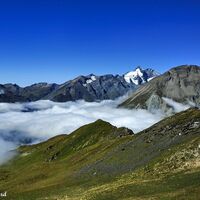 Die Fernsicht reicht vom majestätischen Großglockner, über mehr als 30 Dreitausender im Nationalpark